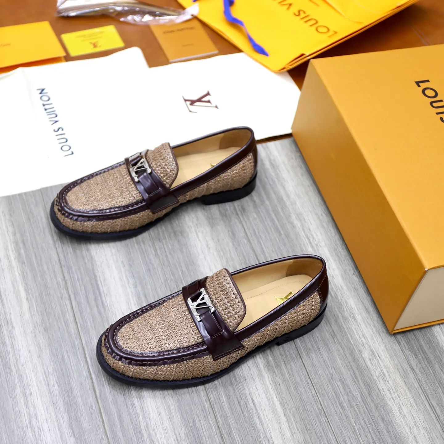 Men's Men's Shoes💰💰920LV Louis Vuitton Slip-on Loafers, top quality products from Guangzhou, ready for sale! This LV Glove loafer is made of selected soft cowhide, with a slightly wrinkled leather surface and a very high-end texture. Each pair is unique. The leather surface is light and soft, with a fine texture and good luster. It is a classic loafer style, with exquisite handmade mark stitching on the toe, and a square toe configuration to highlight the classic style. The horizontal band has hot-printed LV three-dimensional letters, semi-solid handcrafts and a genuine leather outsole, and a rubber patch on the heel to create wear-resistant performance and comfort. One of the must-have loafers for men! Comes with full original packaging! Code number: 38-39-40-41-42-43-44 (38, 45, 46 customized) standard leather shoe code
